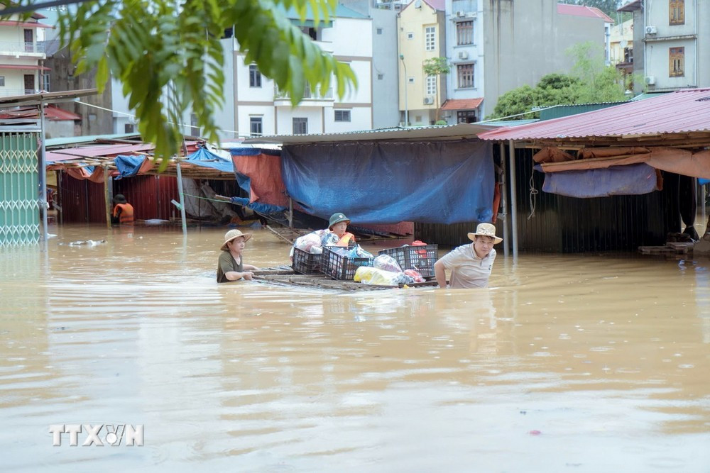 Các lực lượng chức năng hỗ trợ người dân