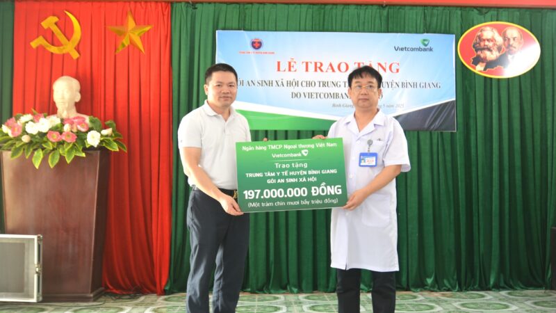 Vietcombank Trao Tặng Gói An Sinh Xã Hội Cho Trung Tâm Y Tế Huyện Bình Giang