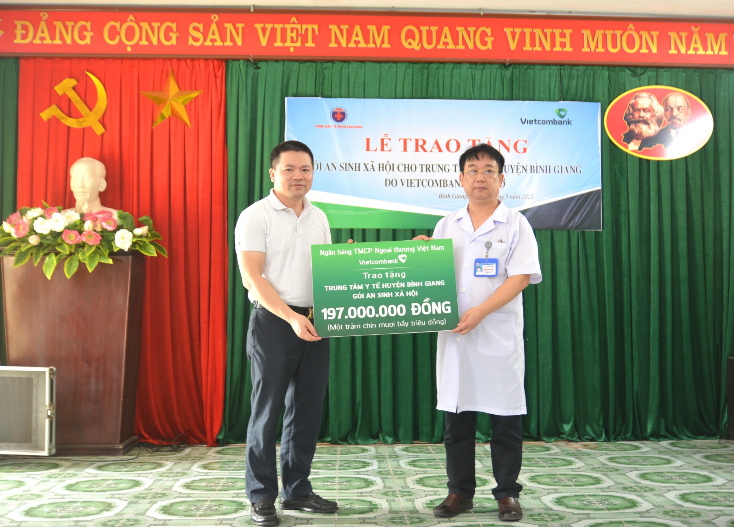 Vietcombank Trao Tặng Gói An Sinh Xã Hội Cho Trung Tâm Y Tế Huyện Bình Giang
